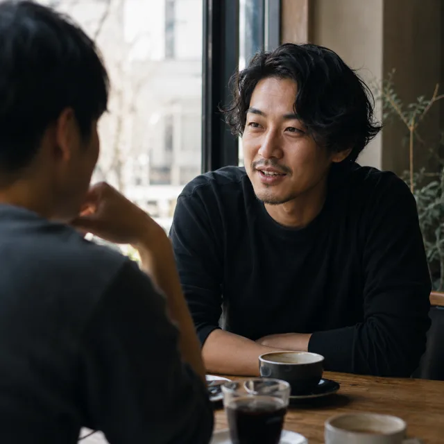 カフェで話す二人