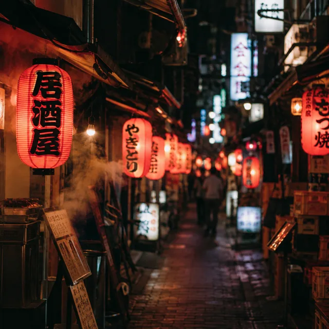 夜の路地と提灯